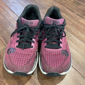 Topo Athletic Womens Ultrafly 3 Wine/Black size 8.5